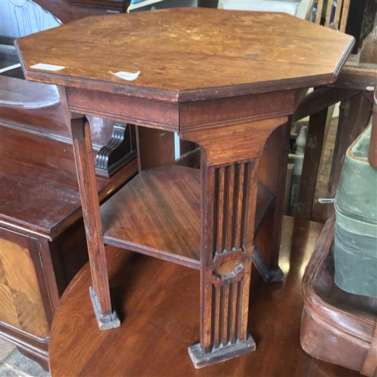 Octagonal oak 2 tier table(-)